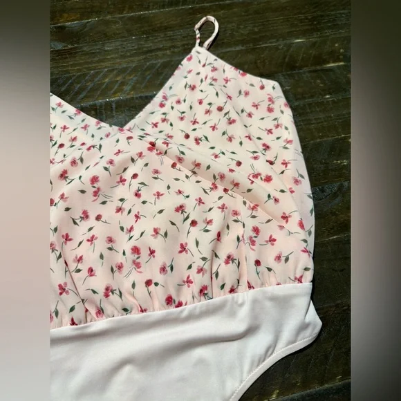WORN ONCE L’Academie LA Revolve Pink Floral Surplice Bodysuit Sz Medium - Picture 6 of 13